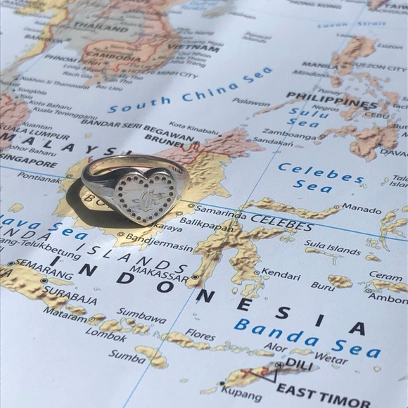 ‘C’ ENGRAVED RING - Picture 2 of 3